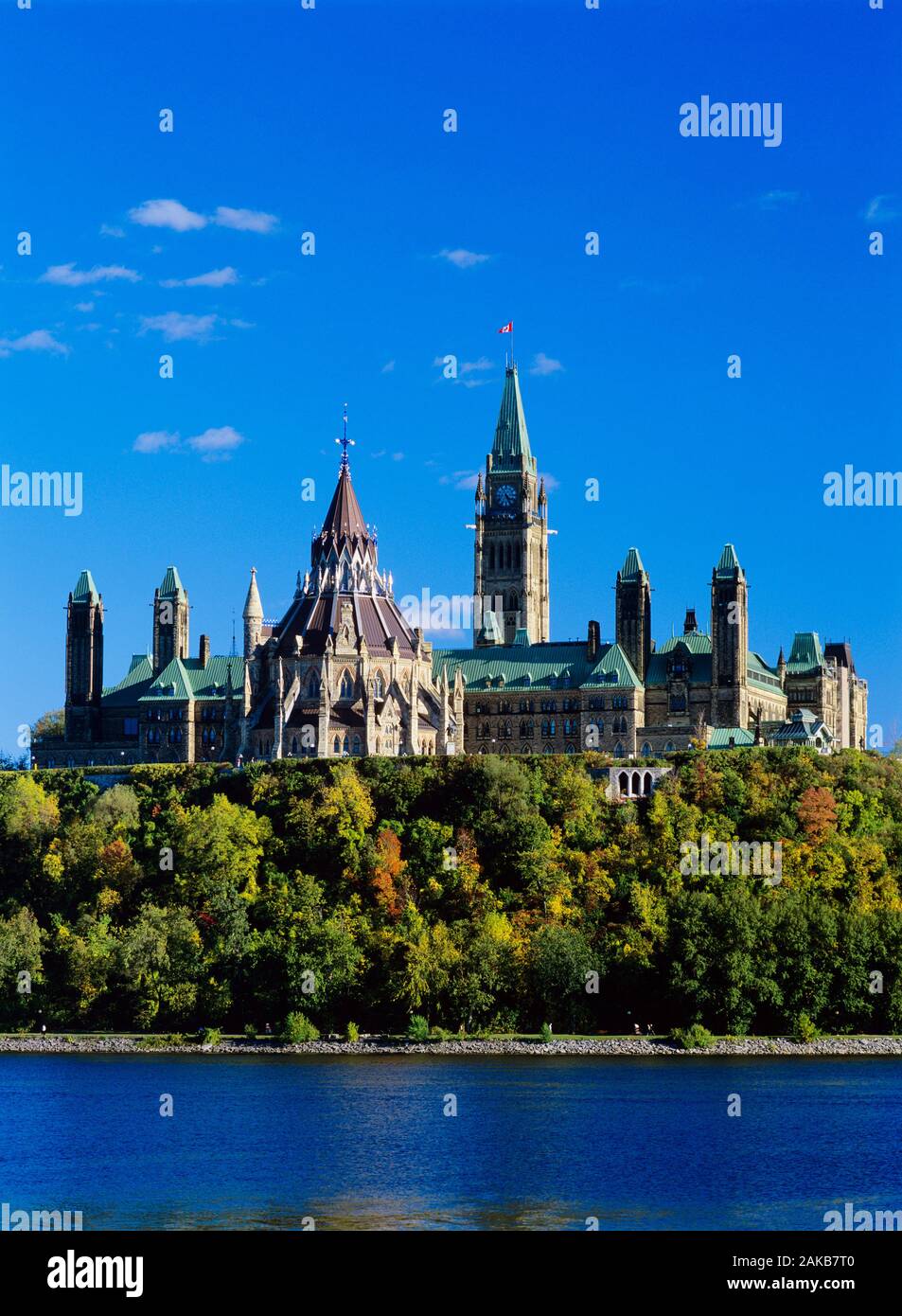 Kanadische Parlament Gebäude Exterieur über Ottawa River unter blauem Himmel, Ottawa, Ontario, Kanada Stockfoto