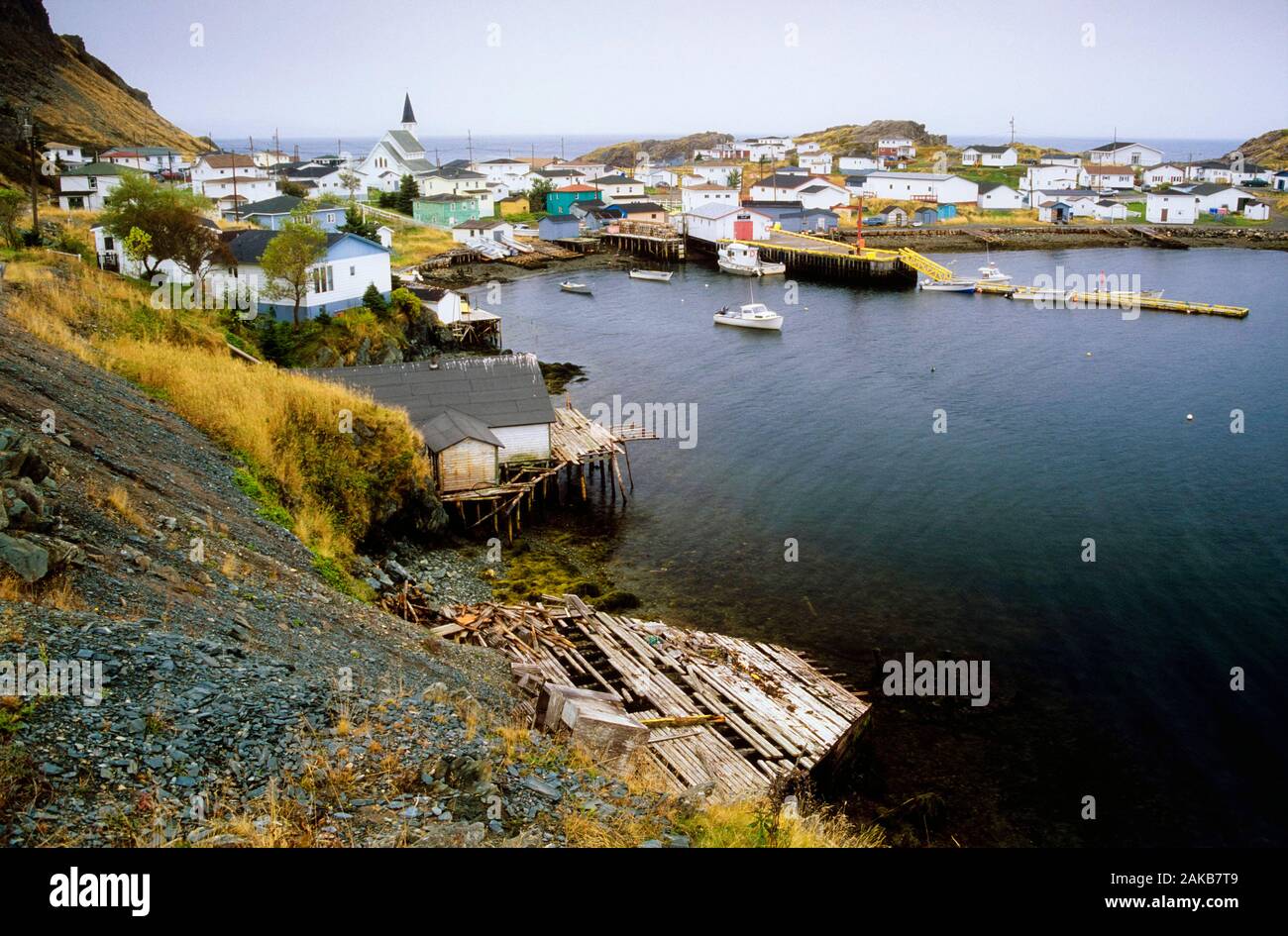 Dorf an der Küste mit Häusern, Hafen Mille, Neufundland, Kanada Stockfoto