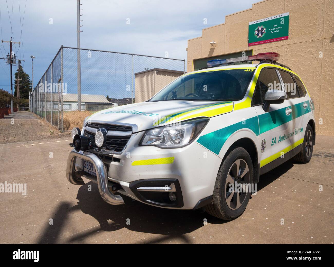 Ansicht eines australischen Ambulance Service Station mit Fahrzeug in Penneshaw auf Kangaroo Island, South Australia, Australien. Stockfoto