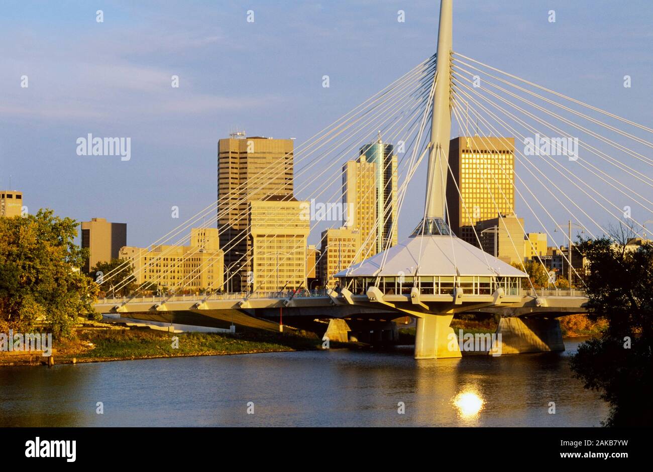 Stadtbild mit Provencher Brücke über den Red River, Winnipeg, Manitoba, Kanada Stockfoto