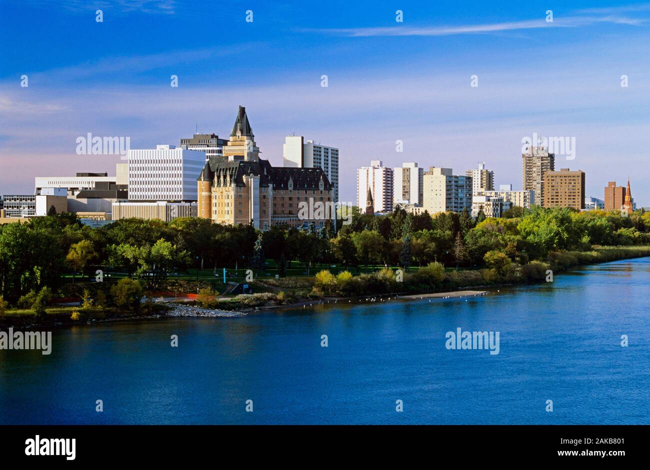 Stadtbild mit Fluss, Saskatoon, Saskatchewan, Kanada Stockfoto