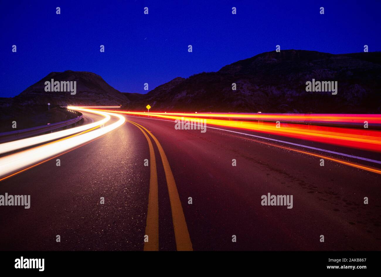 Leichte Wanderwege auf der Straße in der Nacht, Drumheller, Alberta, Kanada Stockfoto