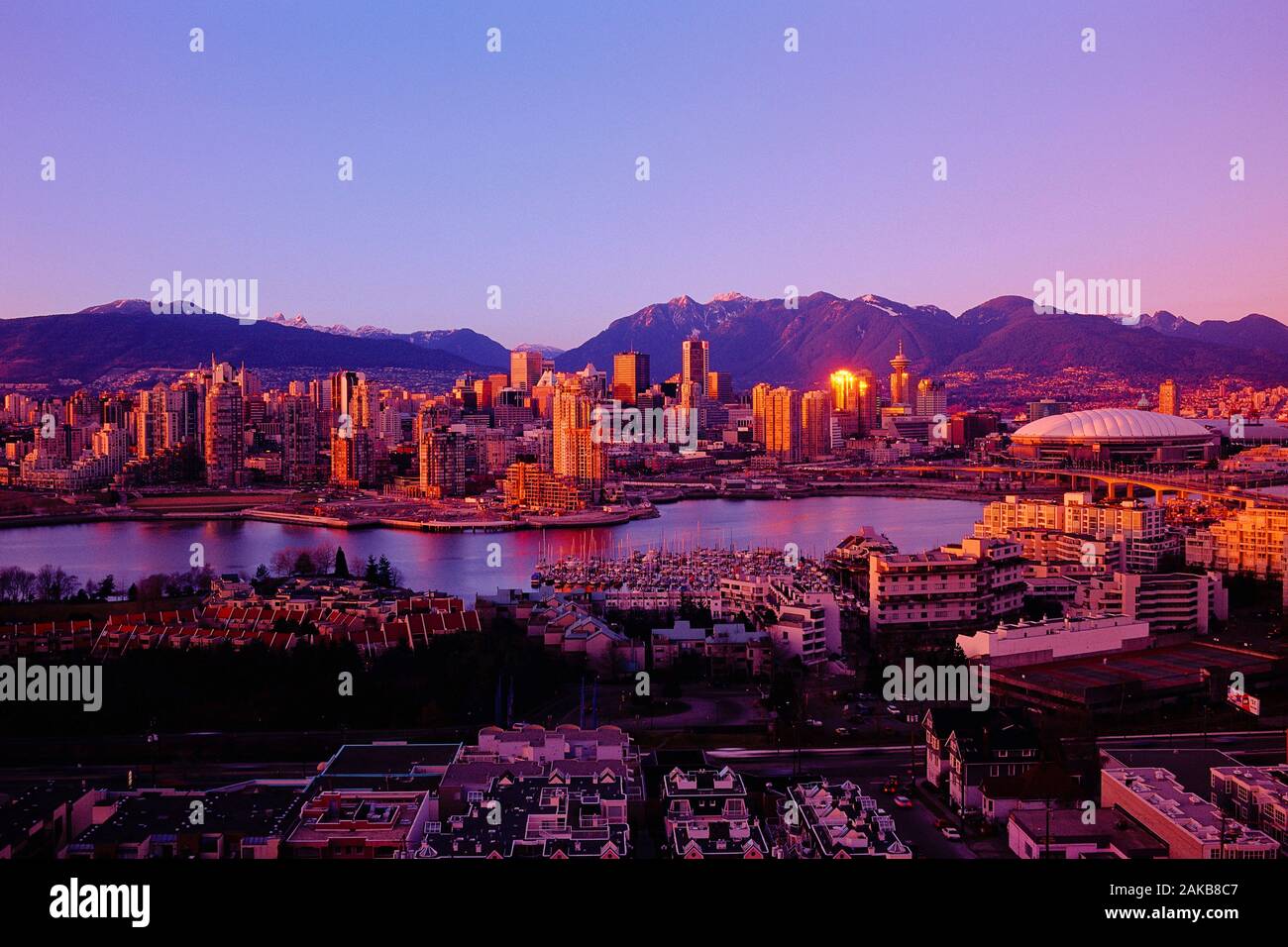 Stadtbild mit River bei Sonnenuntergang, Vancouver, British Columbia, Kanada Stockfoto