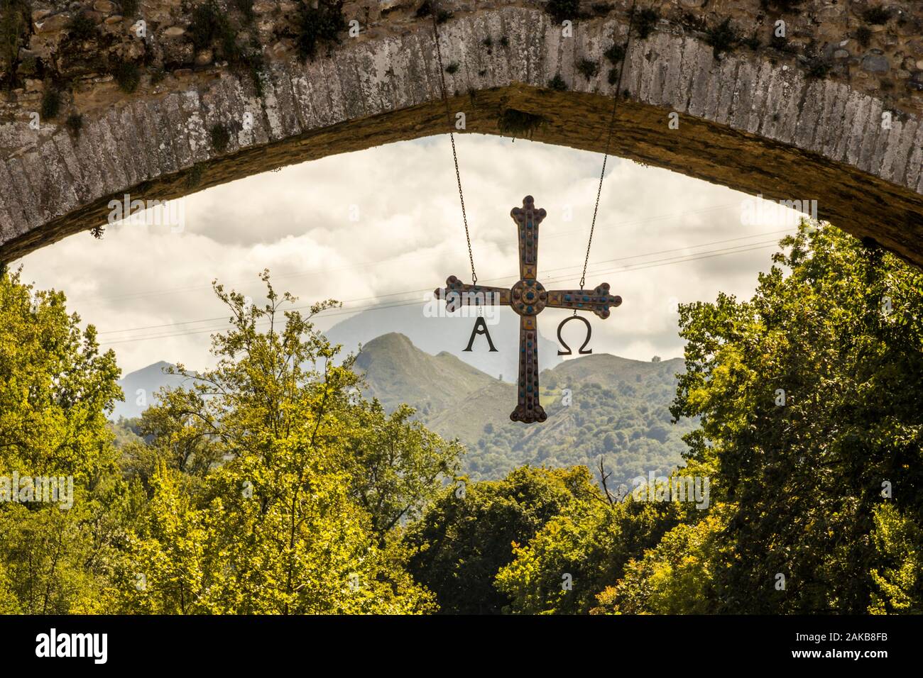 Cangas de Onis, Spanien. Die Hump-backed Römische Brücke oder Puenton auf dem Fluss Sella, im Fürstentum Asturien Stockfoto