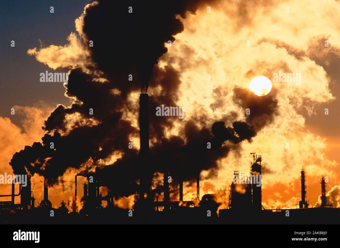 Ölraffinerie Silhouette bei Sonnenuntergang, Edmonton, Alberta, Kanada Stockfoto