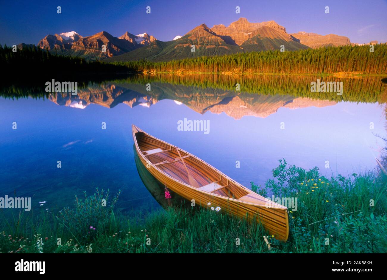 Landschaft mit dem Kanu am Ufer des Herbert Lake, Banff National Park, Alberta, Kanada Stockfoto