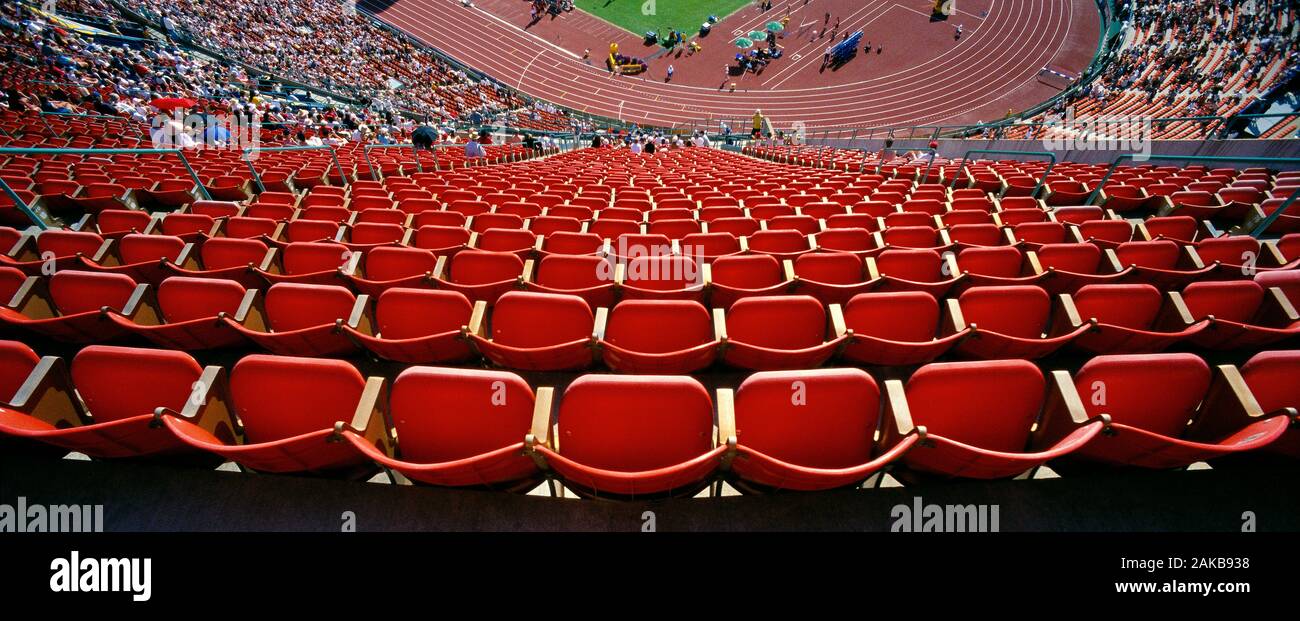 Blick hinunter Sitze im leeren Bereich der Leichtathletik Stadion Stockfoto