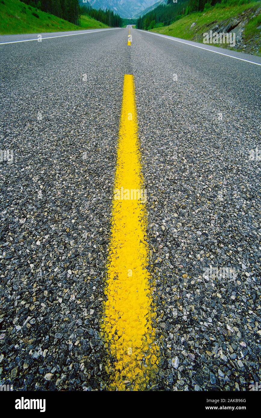 Landschaft mit der Oberfläche der Asphaltstraße mit gelben Linie Stockfoto