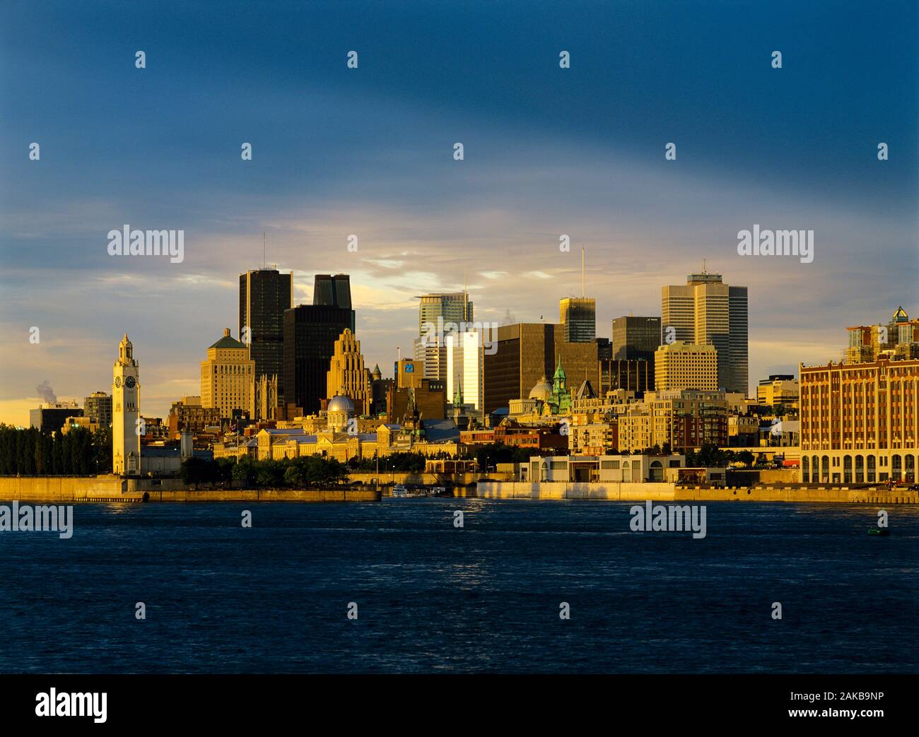 Skyline von Montreal am Wasser bei Sonnenuntergang, Quebec, Kanada Stockfoto