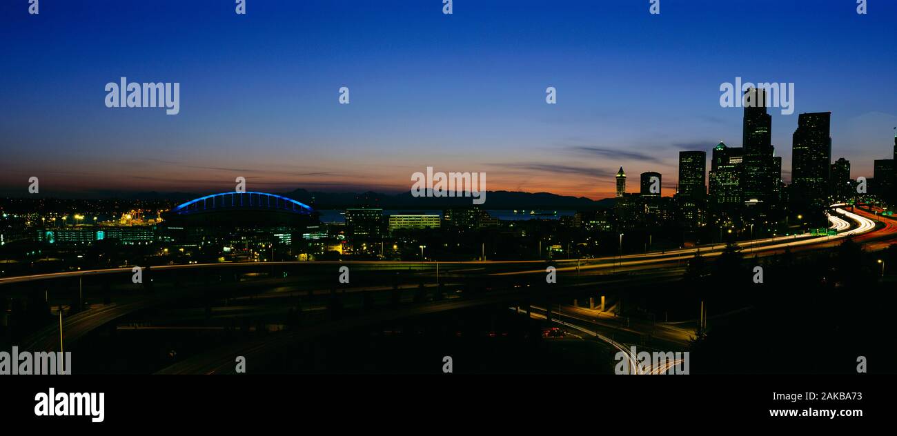 Blick auf die Stadt bei Nacht, Seattle, Washington, USA Stockfoto