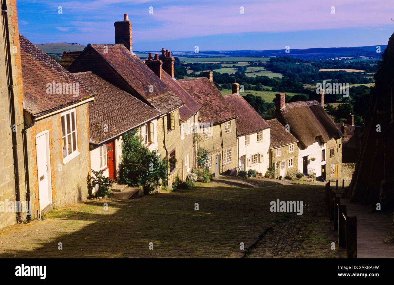 Blick auf Linie der Häuser am hügel, Shaftesbury, England, Großbritannien Stockfoto