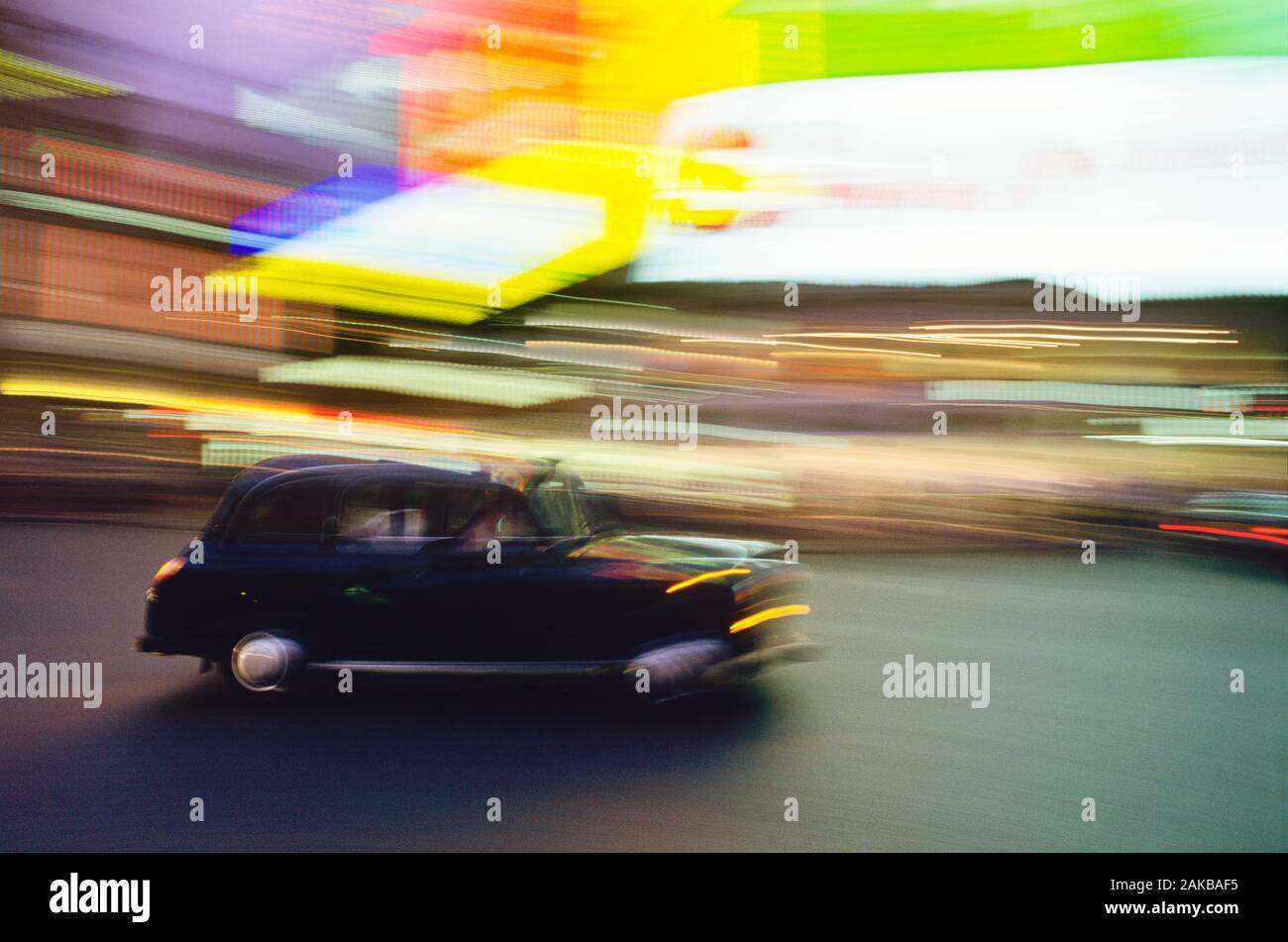 Verschwommene Bewegung eines Londoner Taxis am Piccadilly Circus, London, England Stockfoto