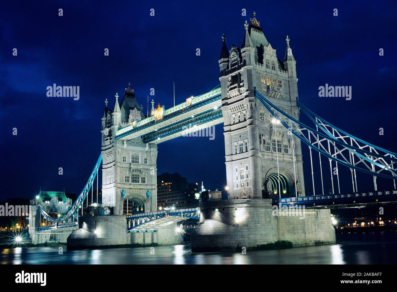 Blick auf den beleuchteten Tower Bridge bei Nacht, London, England, Großbritannien Stockfoto
