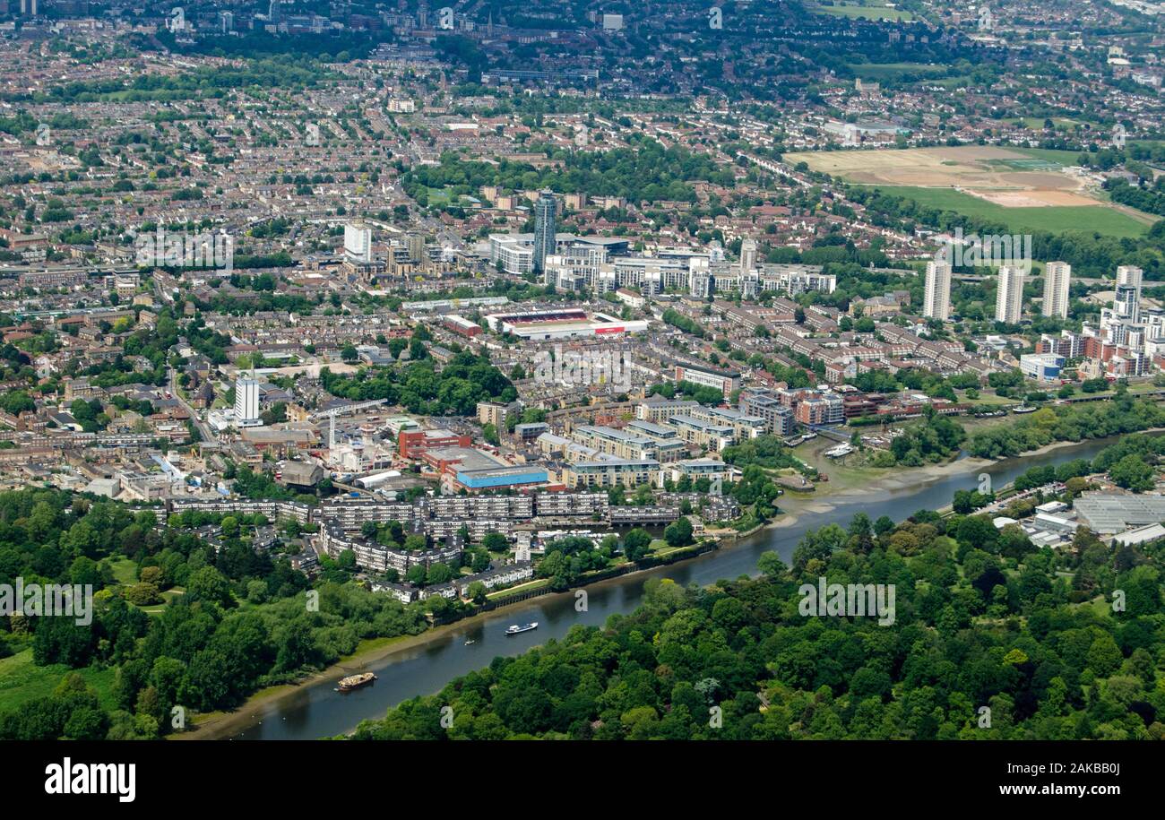 Luftaufnahme der Londoner Stadtteil Brentford in Hounslow an einem sonnigen Sommertag. Die brentford Football Club Griffin Park Stadion in der Mitte wi Stockfoto