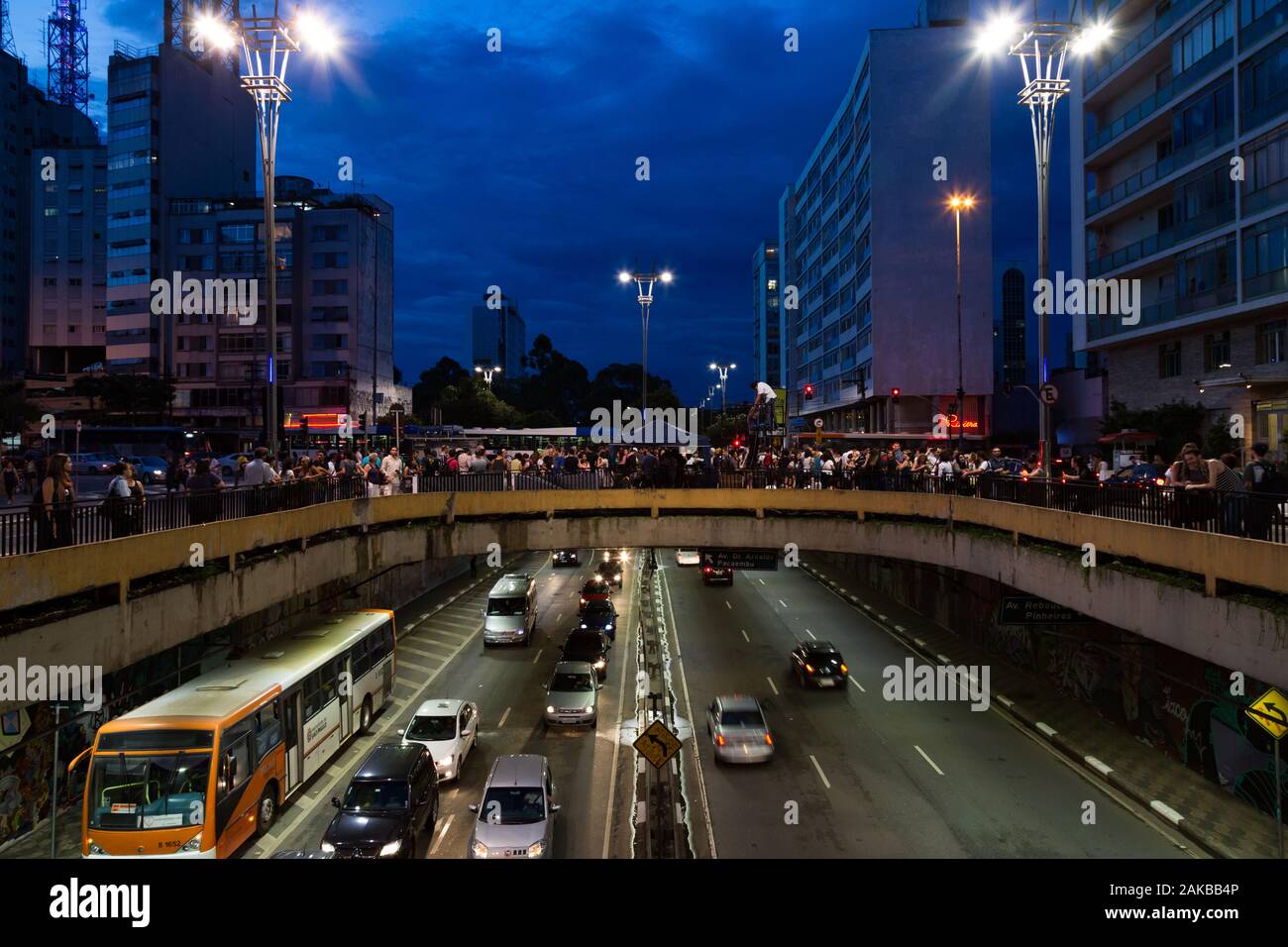 Allgemeine Ansicht einer Überführung und Unterführung bei Nacht, Praca do Ciclista (Radfahrer), Avenida Paulista (Paulista Avenue), Sao Paulo, Brasilien Stockfoto