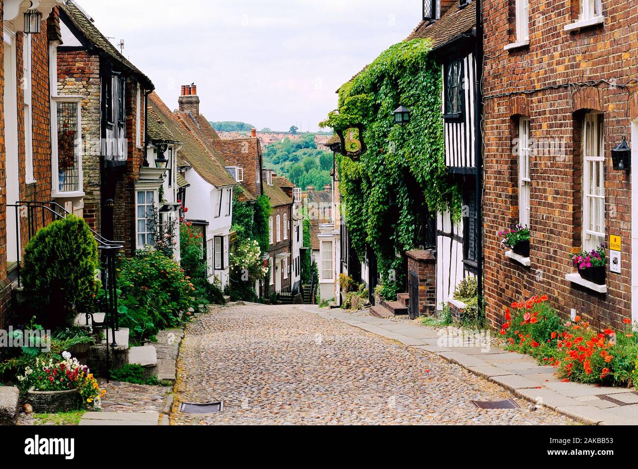 Straße mit Kopfsteinpflaster mit Häusern in kleinen Altstadt, Rye, East Sussex, England, Großbritannien Stockfoto