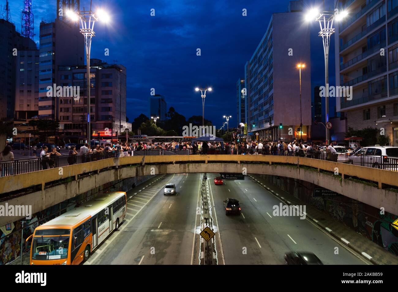 Allgemeine Ansicht einer Überführung und Unterführung bei Nacht, Praca do Ciclista (Radfahrer), Avenida Paulista (Paulista Avenue), Sao Paulo, Brasilien Stockfoto