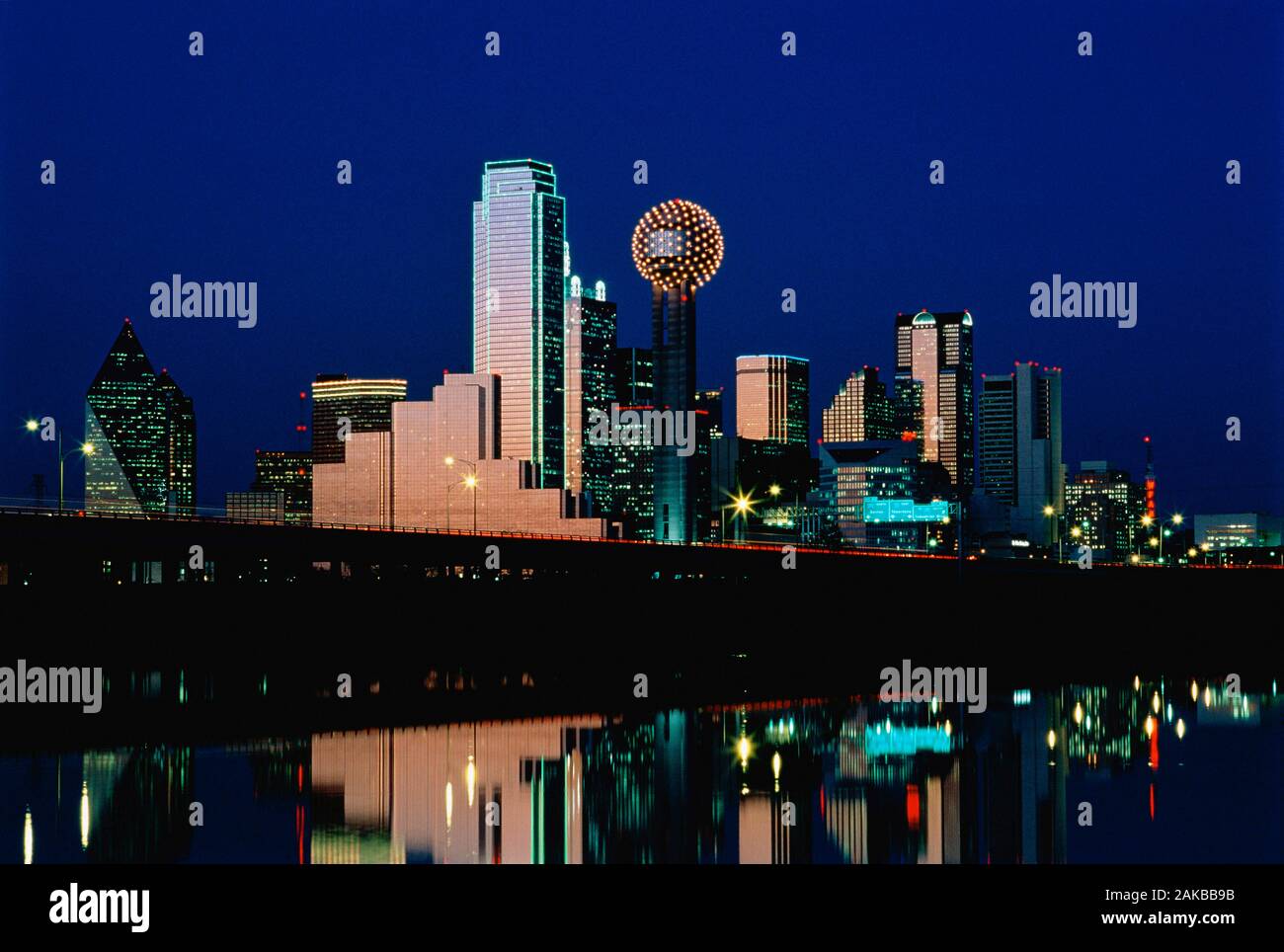 Die Skyline der Stadt mit Wolkenkratzern unter klaren Himmel bei Nacht, Dallas, Texas, USA Stockfoto