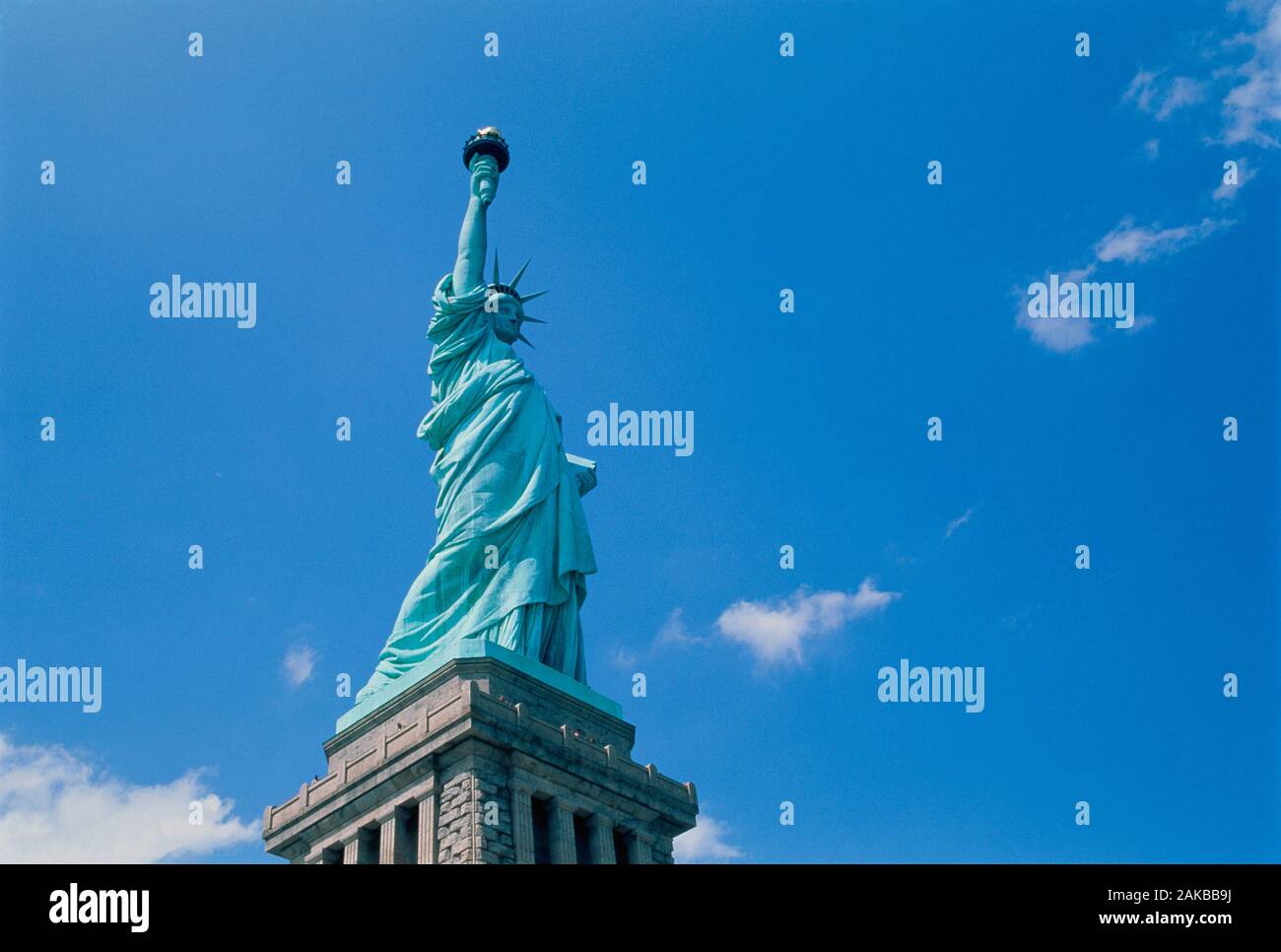 Freiheitsstatue gegen den blauen Himmel, New York City, USA Stockfoto