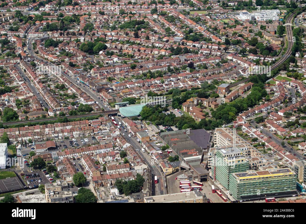 Luftaufnahme des Londoner Bezirk Hounslow East mit der Piccadilly Line der U-Bahn-Station und dem Hounslow Bus Station in der Mitte des Bildes. Sonnig Stockfoto