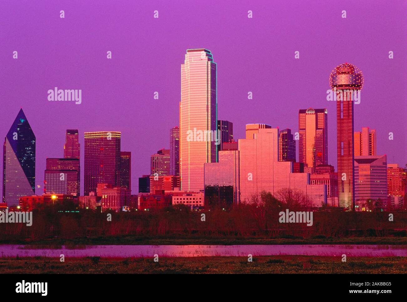 Die Skyline der Stadt mit Wolkenkratzern unter klaren Himmel bei Sonnenuntergang, Dallas, Texas, USA Stockfoto