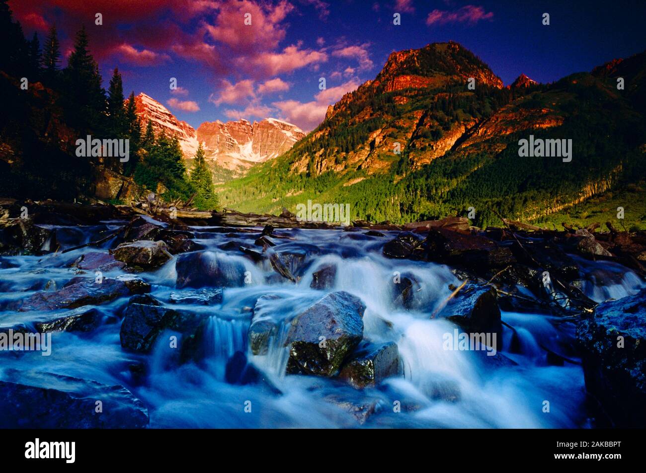 Landschaft mit Wasserfall in Fluss und kastanienbraunen Peak in den Rocky Mountains, in der Nähe von Aspen, Colorado, USA Stockfoto