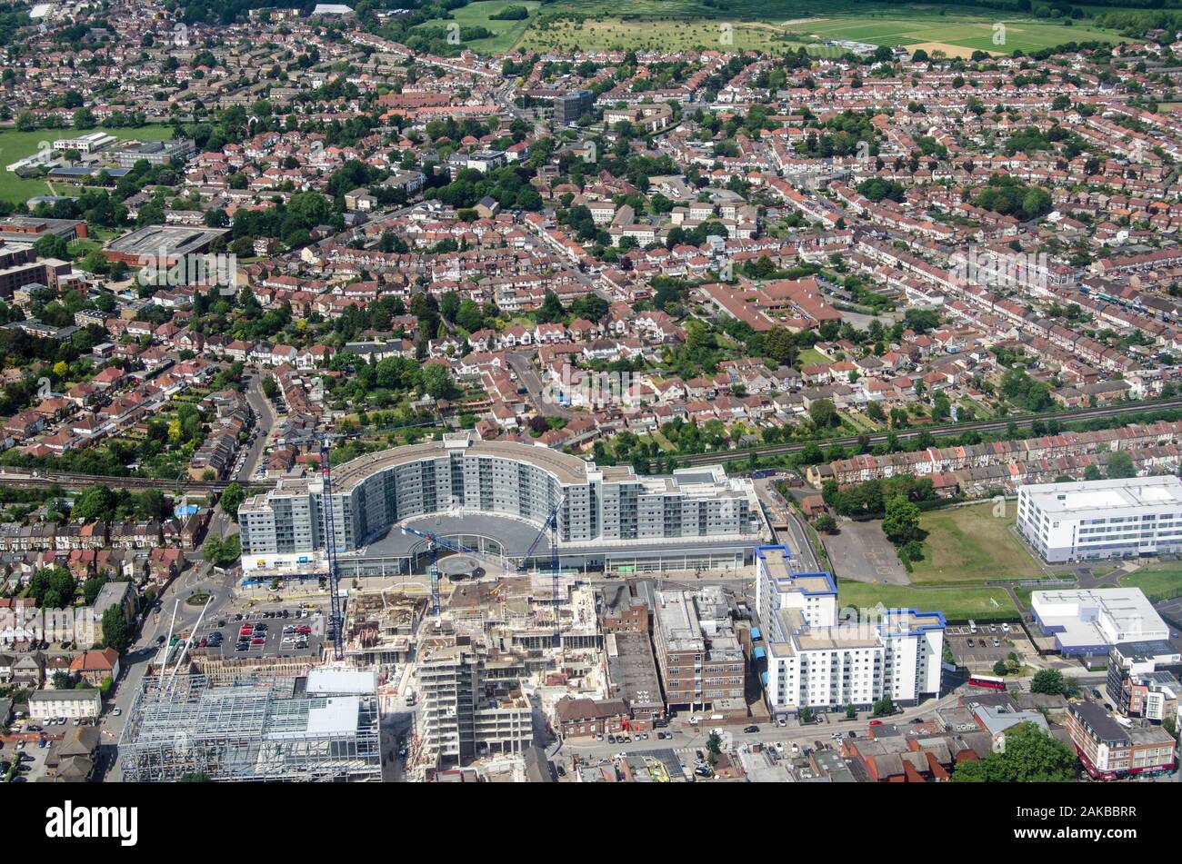 Luftaufnahme des Londoner Bezirk Hounslow mit dem Wahrzeichen Blenheim Center Shopping Center und Piccadilly Linie in der Mitte des Bildes. Stockfoto