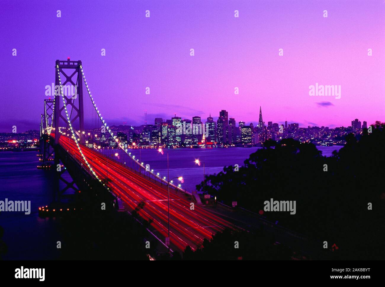 Lange Belichtung geschossen von Golden Gate Bridge mit leichten Wanderwegen und beleuchtete bei Sonnenuntergang, San Francisco, Kalifornien, USA Stockfoto