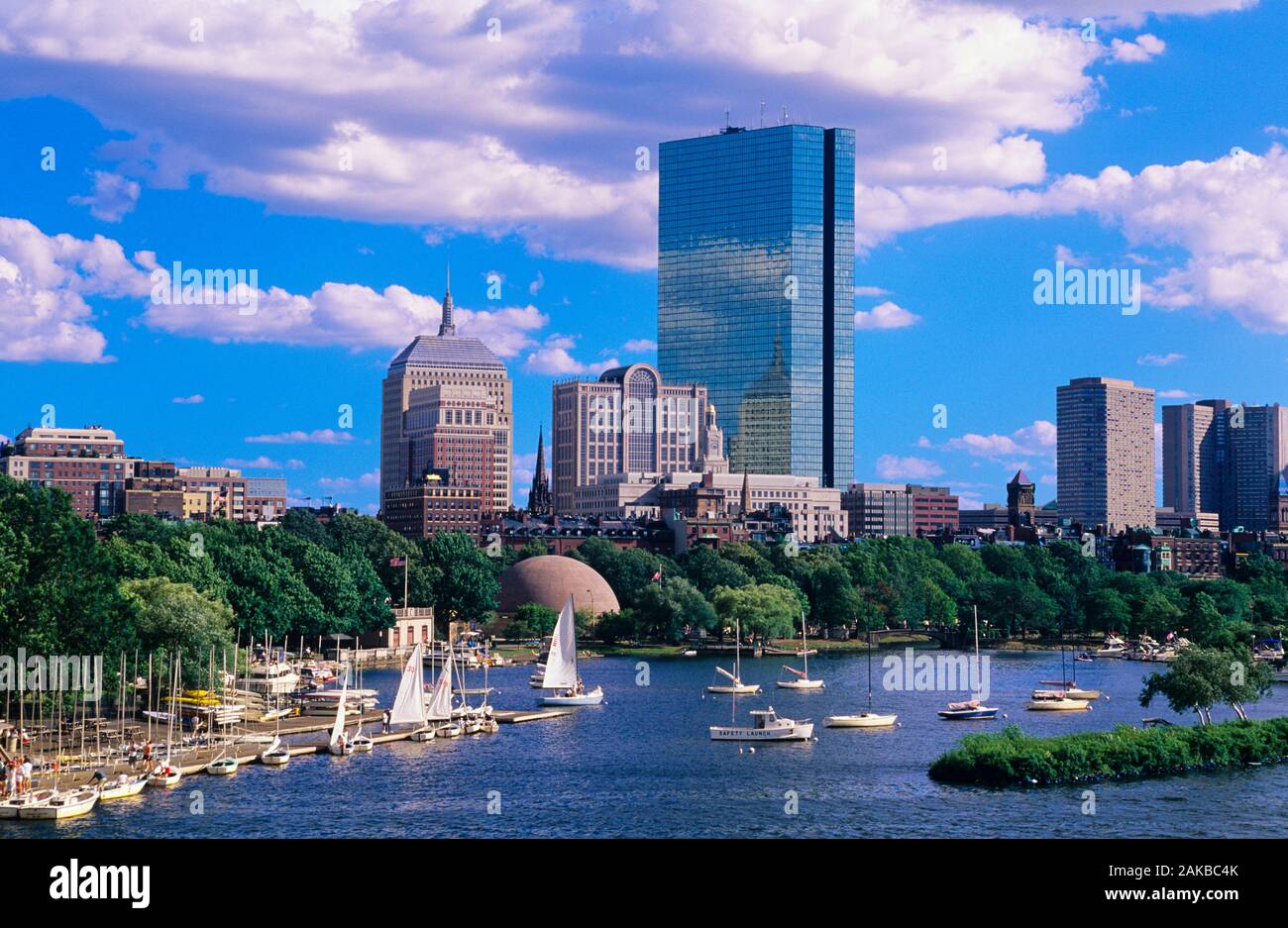 Stadtbild mit Wolkenkratzern und Segelboote in Back Bay, Boston, Massachusetts, USA verankert Stockfoto