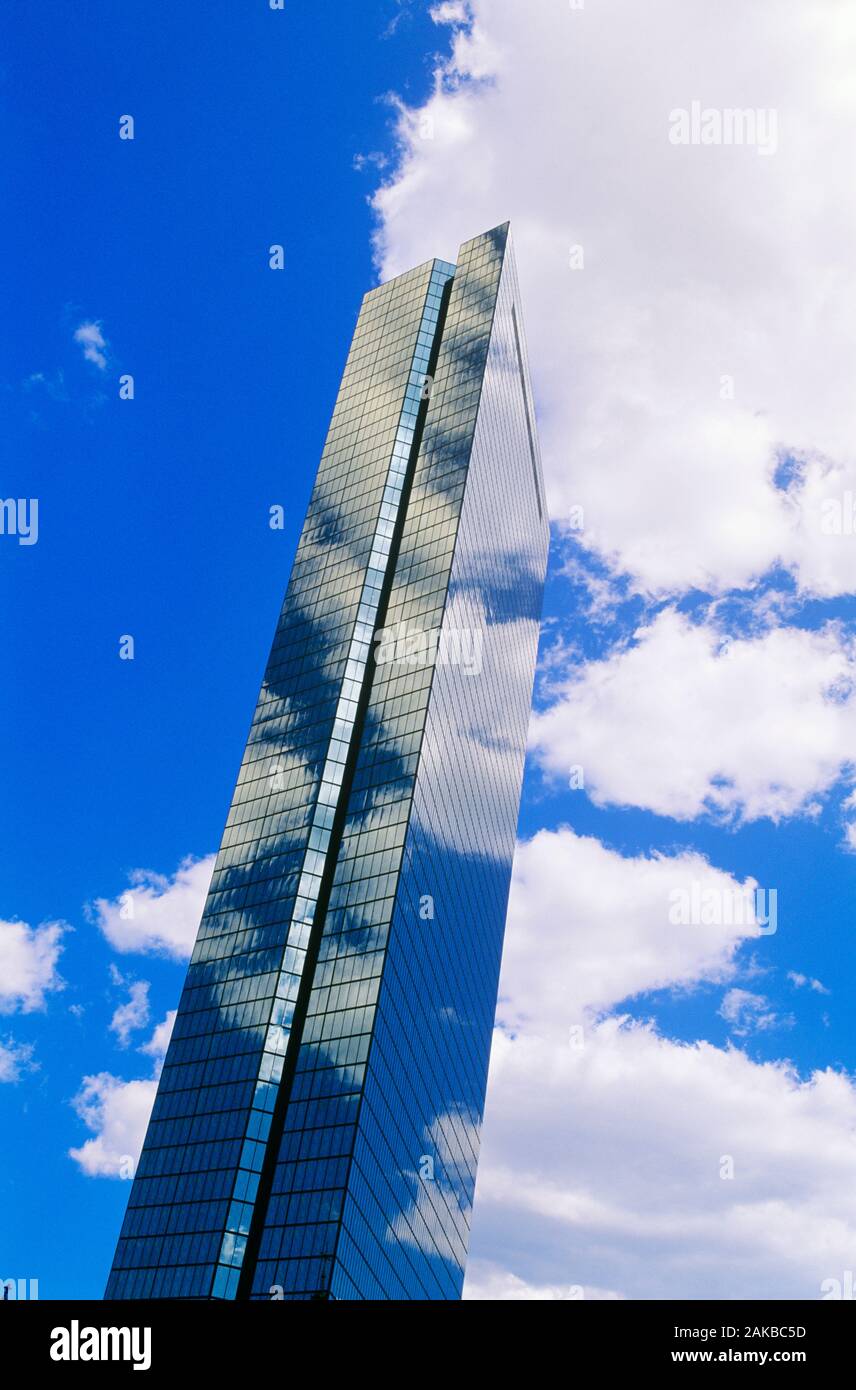 John Hancock Tower gegen den blauen Himmel und Wolken, Boston, Massachusetts, USA Stockfoto