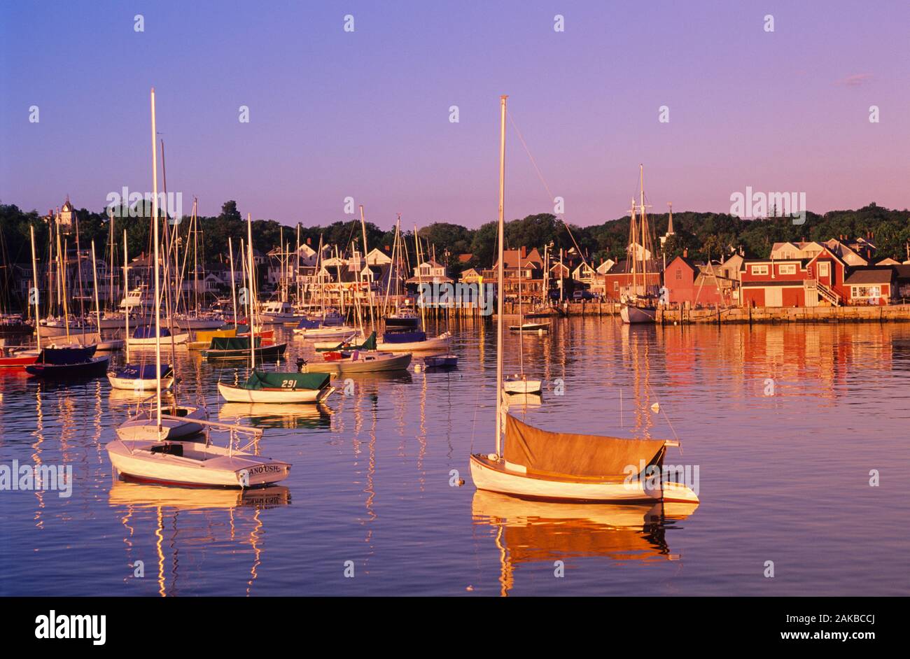Boote im Hafen bei Sonnenuntergang, Rockport, Massachusetts, USA Stockfoto