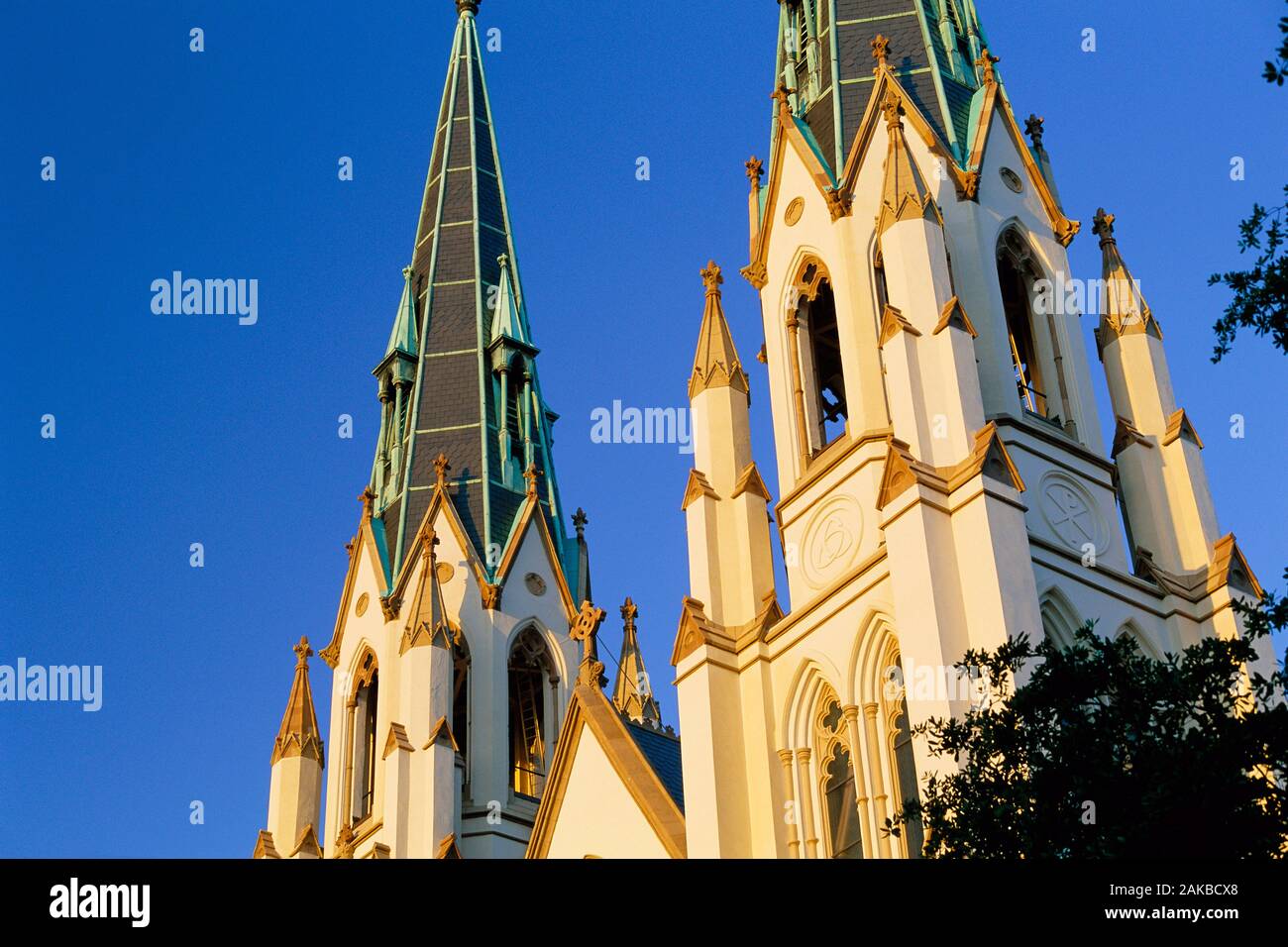 Low Angle View des Hl. Johannes des Täufers Kathedrale, Savannah, Georgia, USA Stockfoto
