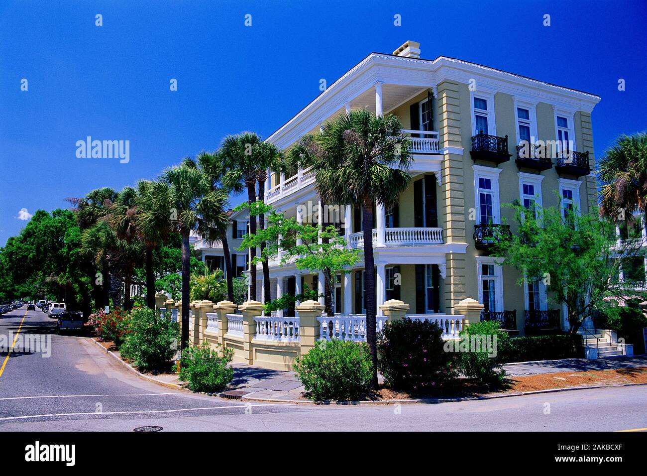 Blick auf die Straße, Bürgersteig und Häuser, Charleston, South Carolina, USA Stockfoto