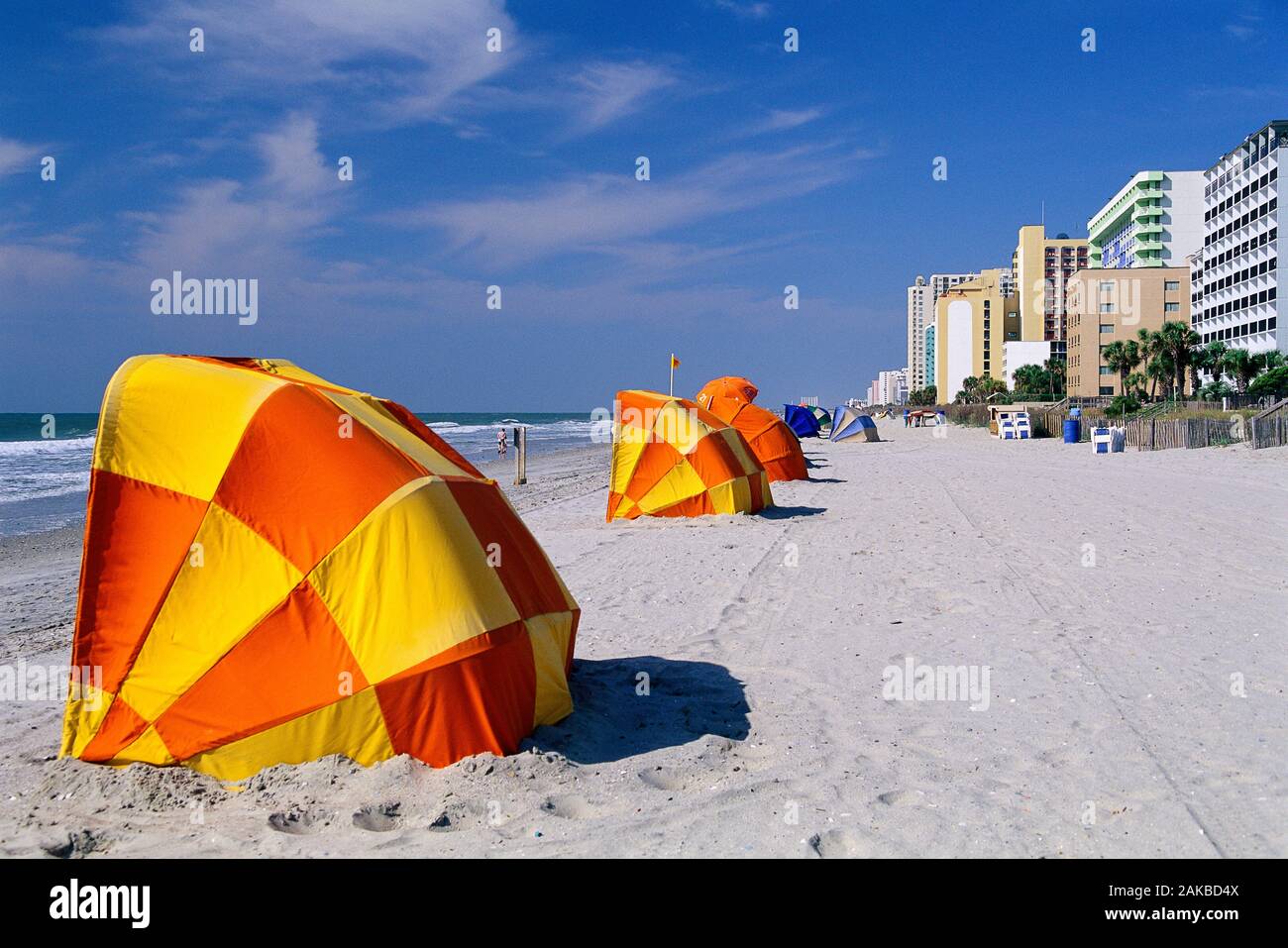 Anzeigen von Zelten am Strand, Myrtle Beach, South Carolina, USA Stockfoto