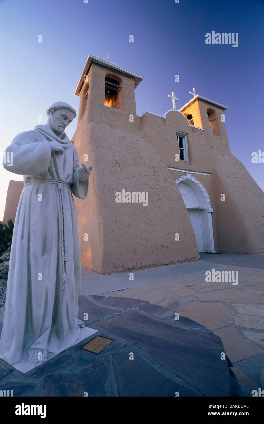 Blick auf Kirche und Denkmal, Kirche San Francisco de Asisi, Rancho de Taos, Taos, New Mexico, USA Stockfoto