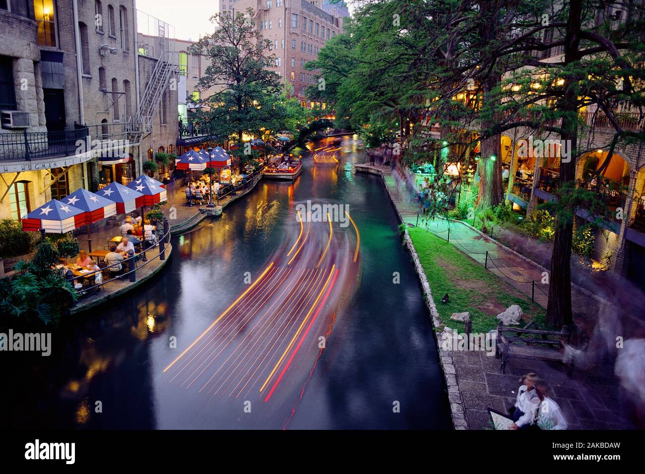 Straßencafés entlang des Flusses, Riverwalk, San Antonio, Texas, USA Stockfoto