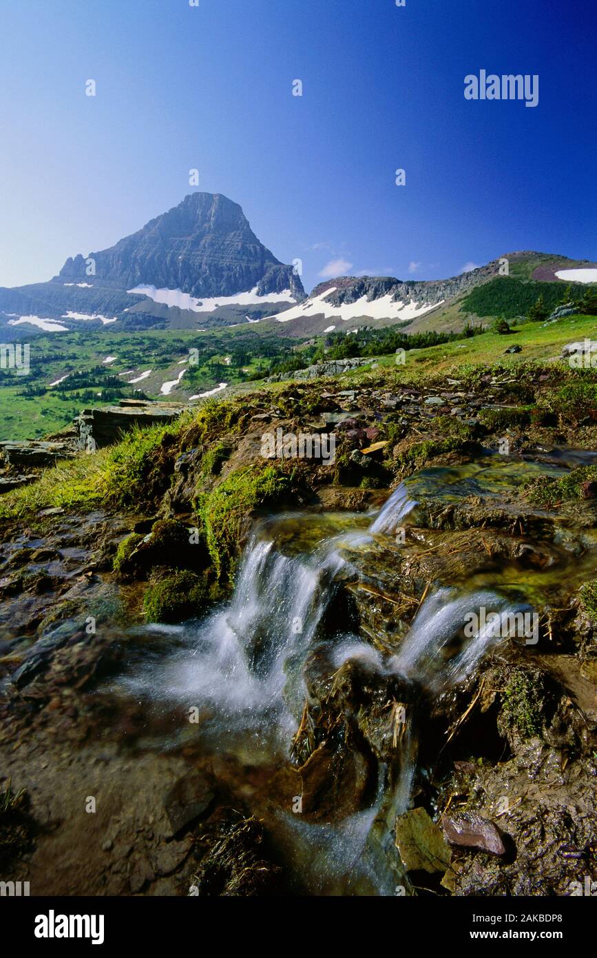 Landschaft mit Berg und Bach, Glacier National Park, Montana, USA Stockfoto