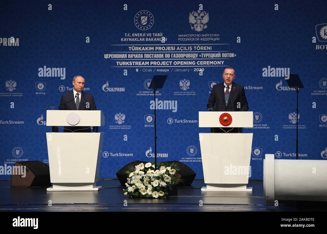 (200108) - Istanbul, Januar 8, 2020 (Xinhua) - der russische Präsident Wladimir Putin (L) und türkischen Präsidenten Recep Tayyip Erdogan an der Eröffnungsfeier des TurkStream Projekt in Istanbul, Türkei, Jan. 8, 2020. Die TurkStream Projekt liefert das russische Gas in die Türkei und Europa. (Xinhua / Xu Suhui) Stockfoto