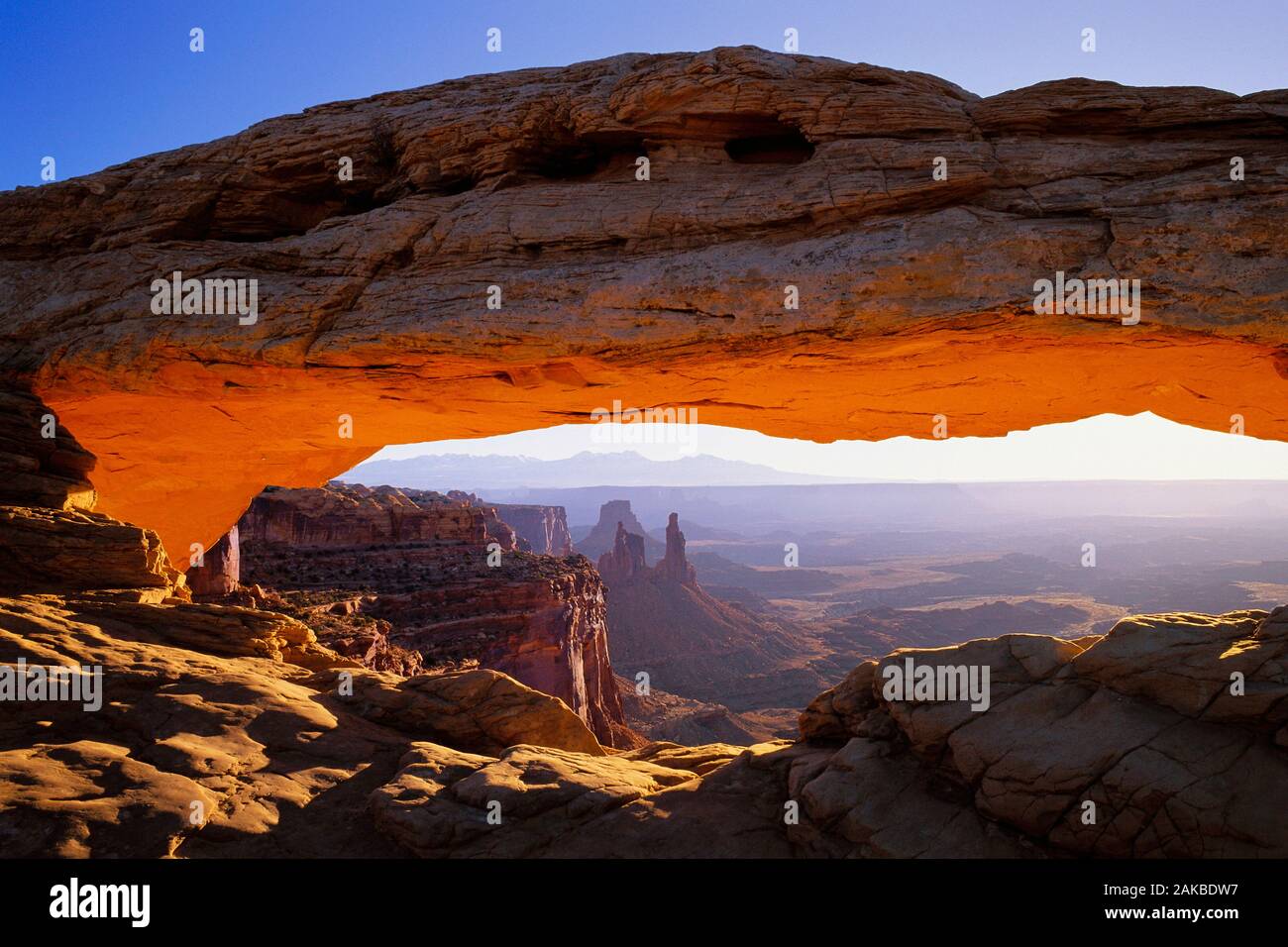 Landschaft mit natürlichem Sandstein arch in der Wüste, Mesa Arch, Canyonlands National Park, Utah, USA Stockfoto