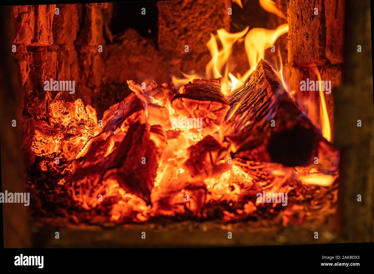 Brennen Brennholz und Kohlen in einem Steinofen. Pizza Ofen. Gemauerter Ofen auf Holz. Stockfoto