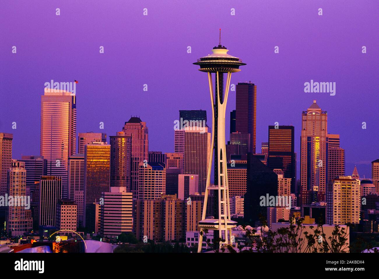 Space Needle und Seattle Skyline bei Sonnenuntergang, Washington, USA Stockfoto