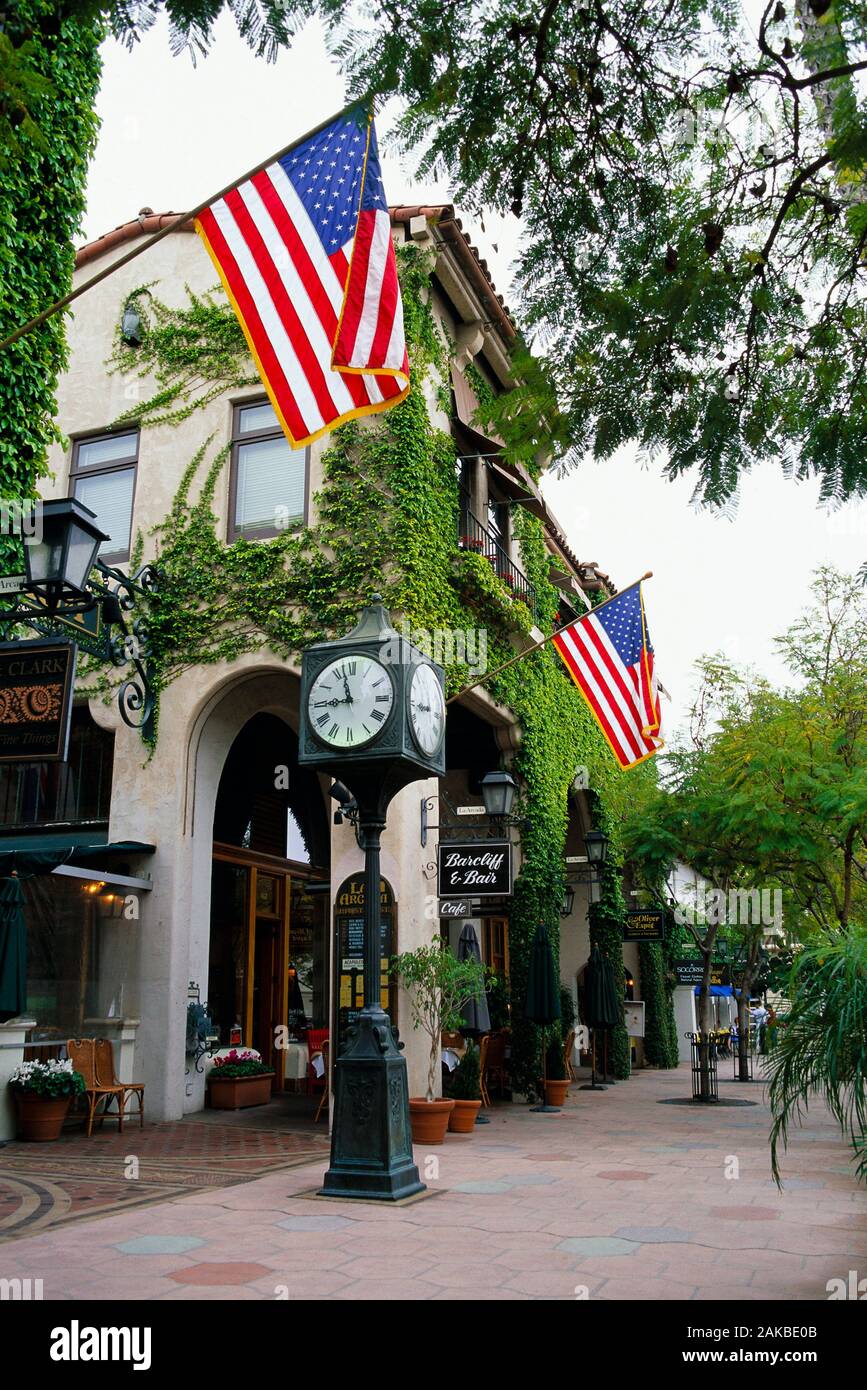 Amerikanische Fahnen hängen von Gebäuden im Einkaufsviertel, Santa Barbara, Kalifornien, USA Stockfoto