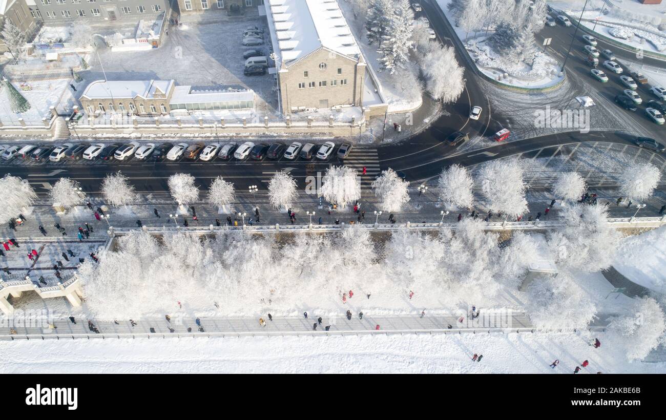 Changchun, Jilin, China. 8 Jan, 2020. Jilin, China - Luftbild am Dez. 27, 2019 zeigt das einzigartige Spektakel von Rime in der Songhua Fluss, der Hauptstadt von Rime, in Jilin, Northeast China's Jilin Provinz Jilin rime als eines der vier Naturwunder Chinas, die einzigartige Landschaft ist durch viele chinesische und ausländische Touristen gelobt worden. Credit: SIPA Asien/ZUMA Draht/Alamy leben Nachrichten Stockfoto