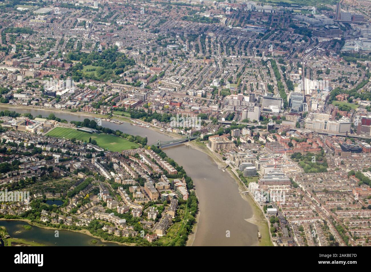 Luftaufnahme der Themse zwischen Hammersmith und Barnes in West London fließt an einem sonnigen Sommertag. Stockfoto