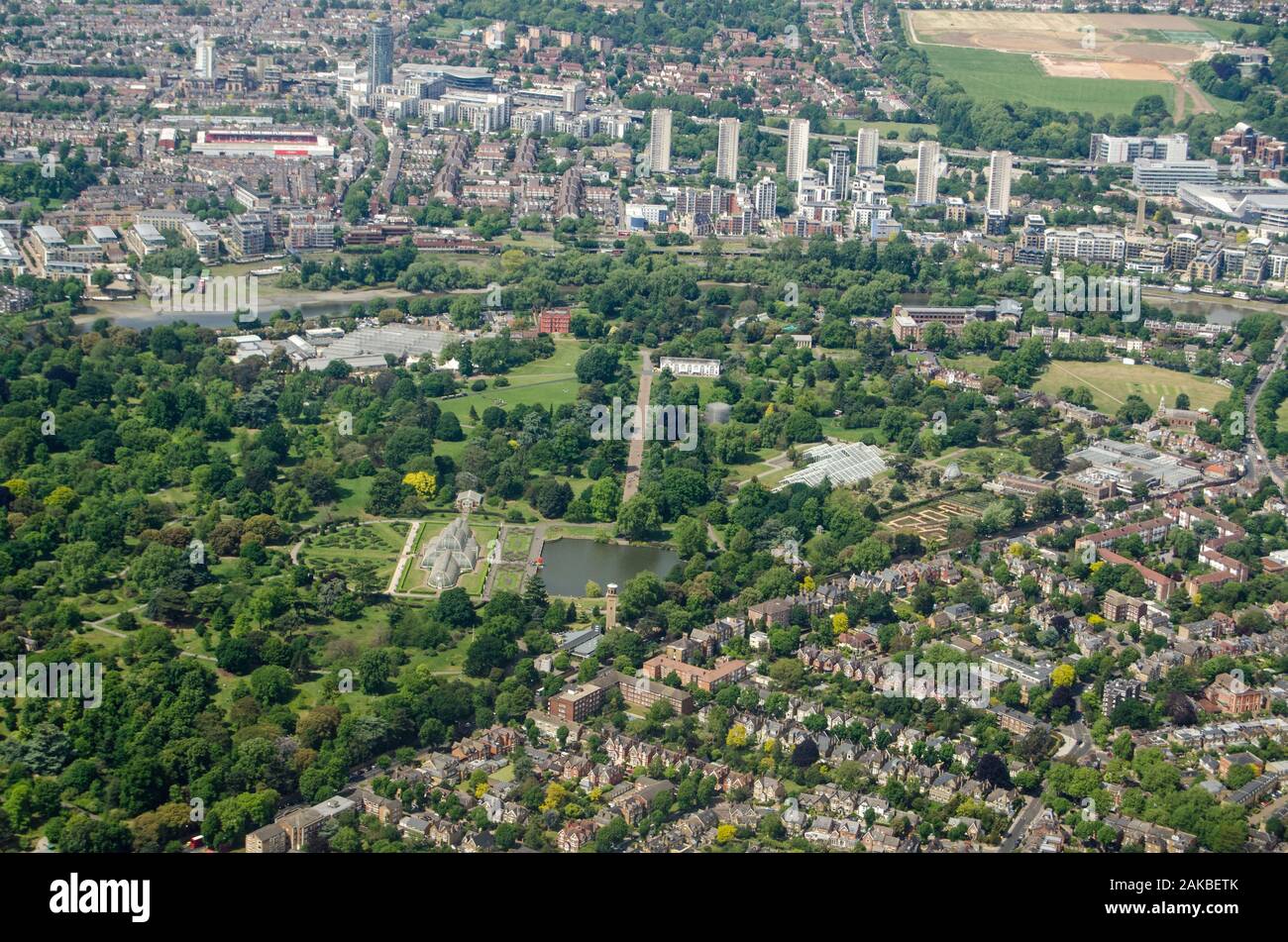 Luftaufnahme der Royal Botanic Gardens in Kew im Westen Londons an einem sonnigen Sommertag. Das Palm House ist in der Mitte des Bildes mit Bren Stockfoto