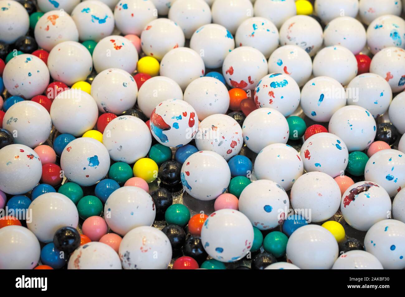 Selektiver Fokus, bunte Kaugummi Kugeln auf der Weihnachtsmarkt im Winter Wonderland von London Stockfoto