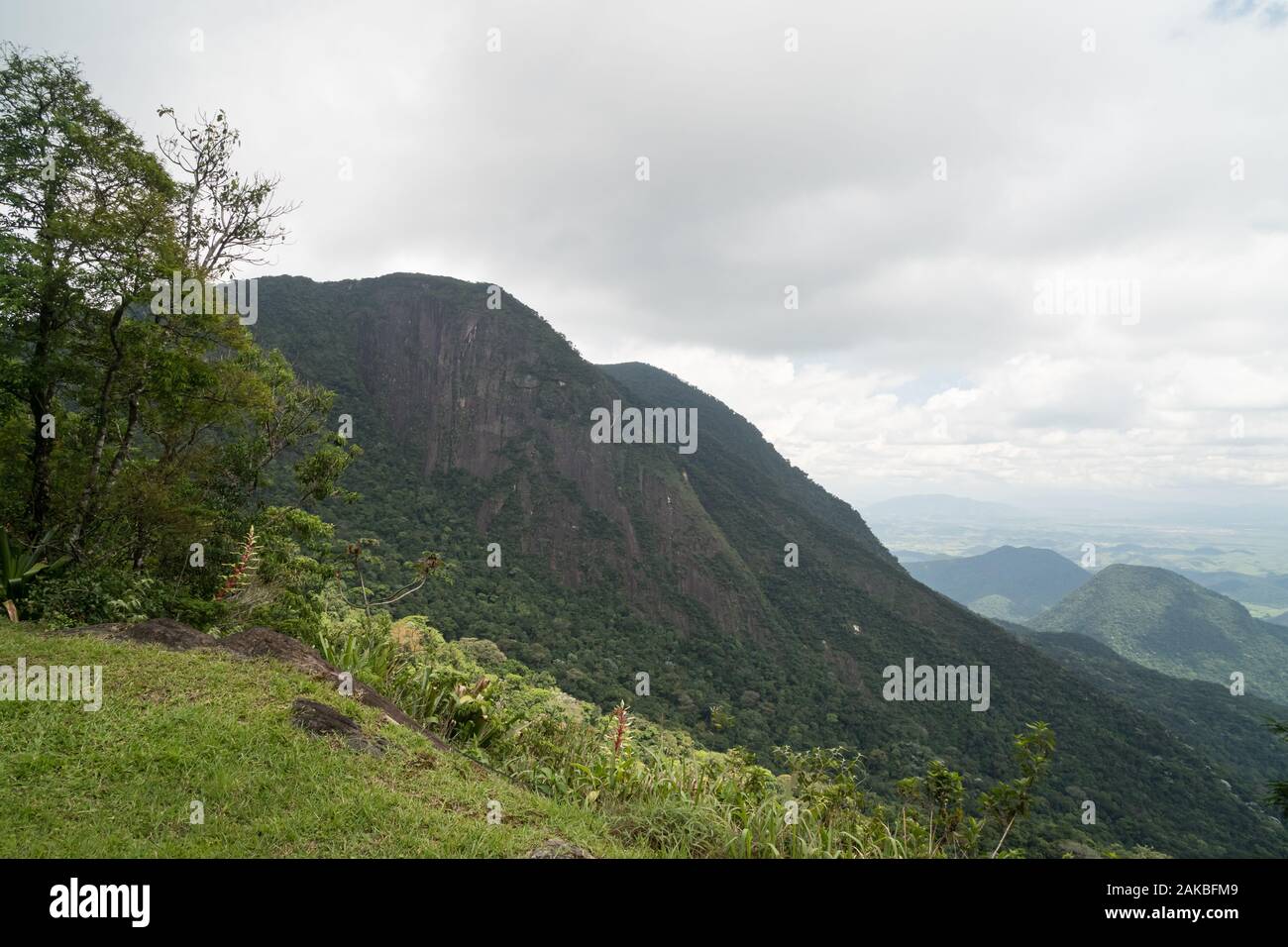 Die granite Rock Mountain Pedra do Elefante - Elephant Rock, Teresopolis, Rio de Janeiro, Brasilien. Stockfoto