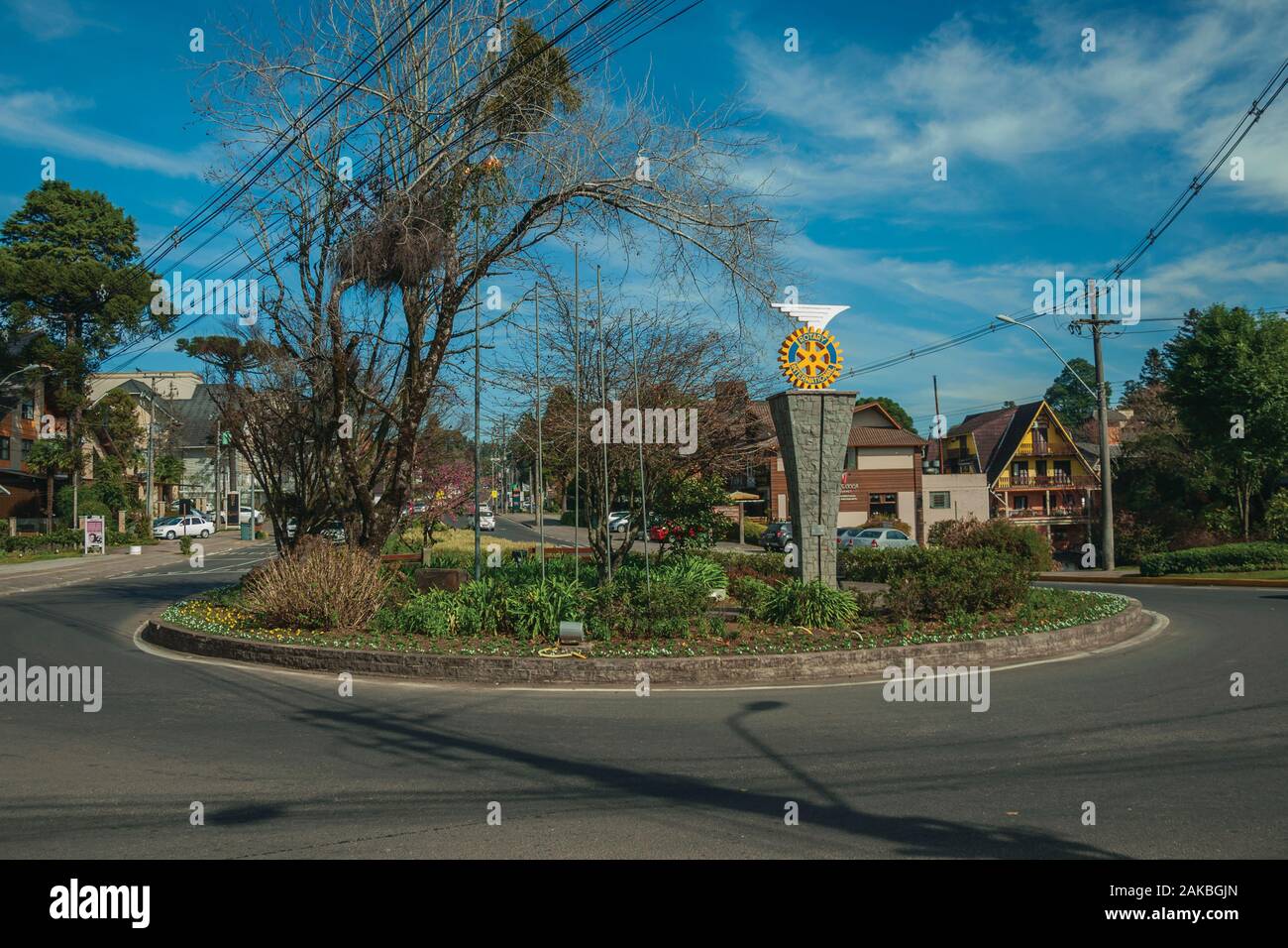 Kreisverkehr und Garten mit Rotary International Logo auf Sockel an einem sonnigen Tag bei Gramado. Ein niedliches europäisch geprägten Stadt im südlichen Brasilien. Stockfoto