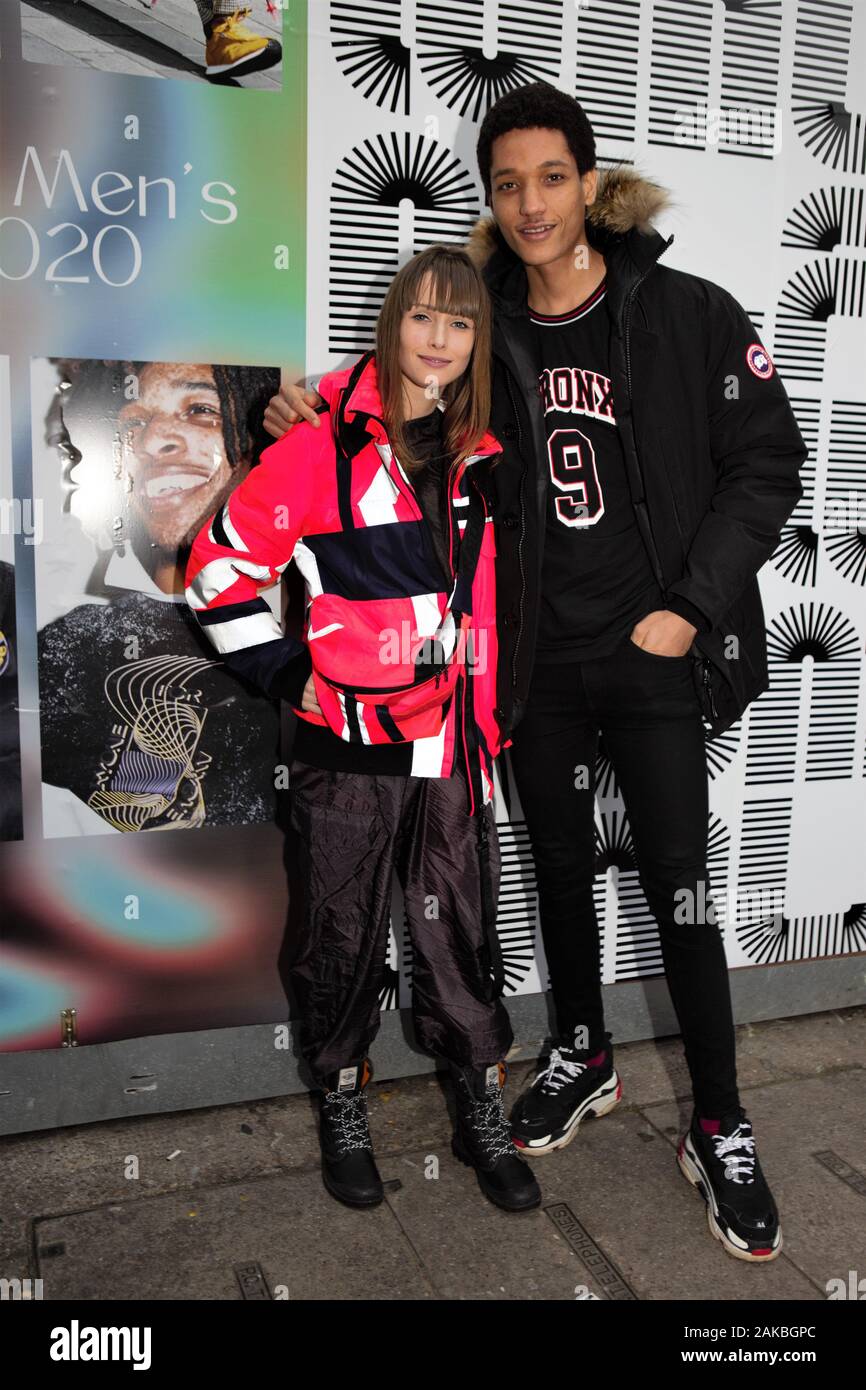 Fashion Blogger Julia Hurley und ein Freund gesehen, Chistopher Raeburn AW 19 Remade Sicherheit Bomber und Gürteltasche während der London Fashion Week Männer im Januar 2020. Stockfoto