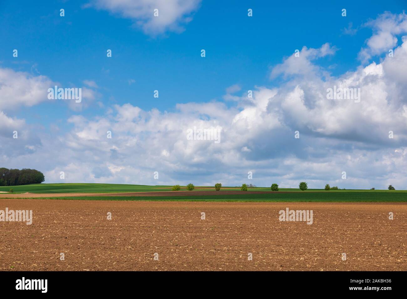 Bayerische Landschaft mit gepflügten Feldes an einem strahlenden Frühlingstag Stockfoto